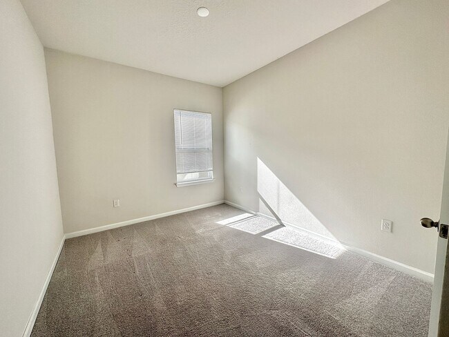Building Photo - This amazing 4 bedroom, 2 bathroom single ...