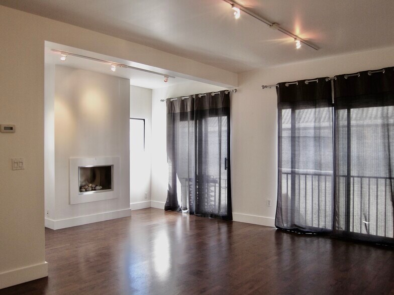 Living area - 18 Boardman Plz