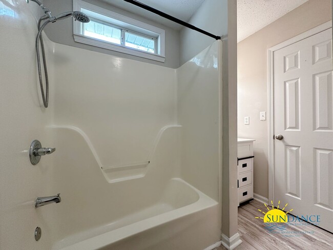 Building Photo - Pet Friendly 4 Bedroom Home in Fort Walton...
