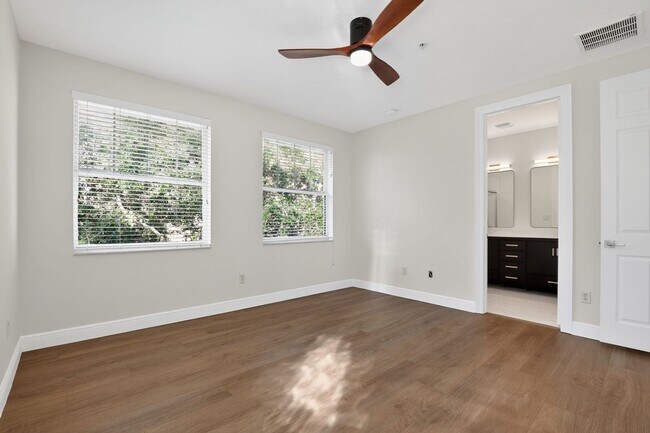 Building Photo - 4 Bedroom Townhome in West Palm Beach