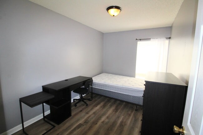 Building Photo - 1337 Bradley Dr