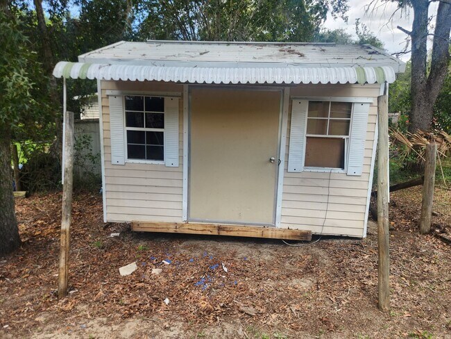 Building Photo - 3 bed, 2 bath on 1/3 Acre of FENCED land.