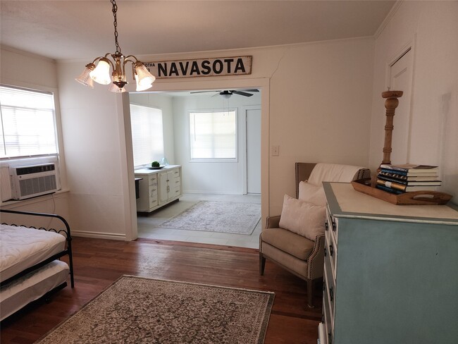 Building Photo - 1104 E Sycamore St