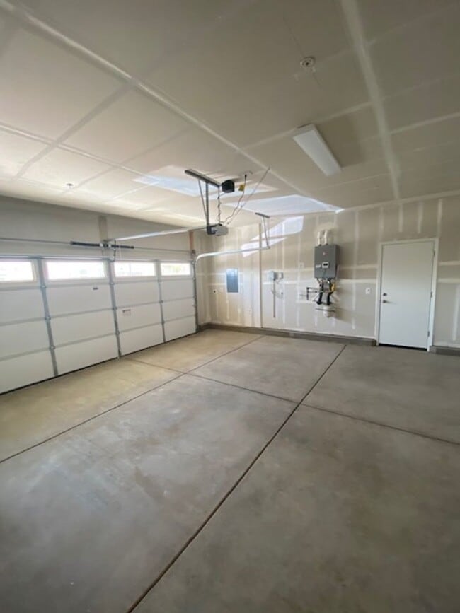 Building Photo - Solar Pet Friendly Single Story Home in Fo...
