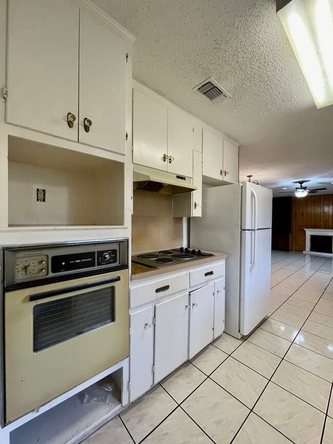 Building Photo - Spacious 4 Bedroom Home with multiple livi...