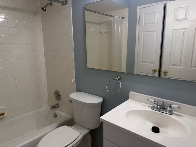 Building Photo - 2 Bed/1 Bath Condo in Ladue School District!