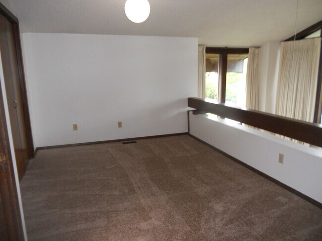 Building Photo - Bright & Stylish 2-Bedroom Townhouse in Well-Maintained 4-Plex Community