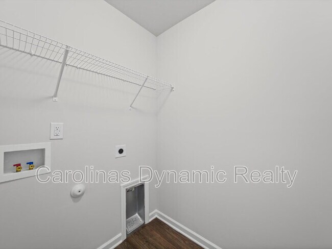 Building Photo - 914 S Battleground Ave