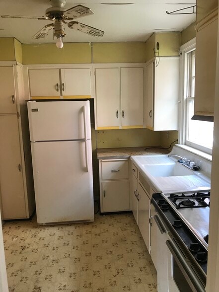 Kitchen - 2444 N 50th St