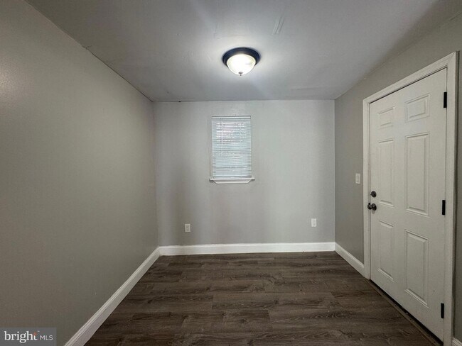 Building Photo - 3205 Latona St