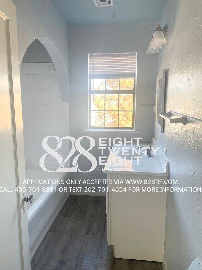 Building Photo - Historic 2nd Level Apartment Minutes from the Plaza District in OKC!