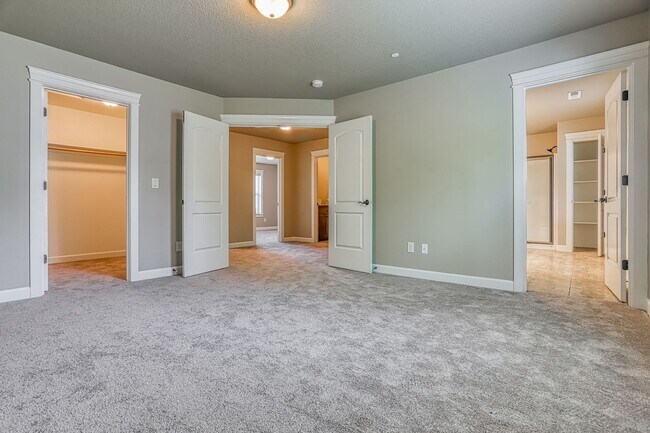 Building Photo - Centrally Located 4 Bedroom Townhome with Attached Garage & AC
