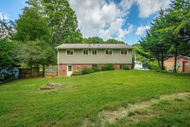 Building Photo - Spacious House in Hixson