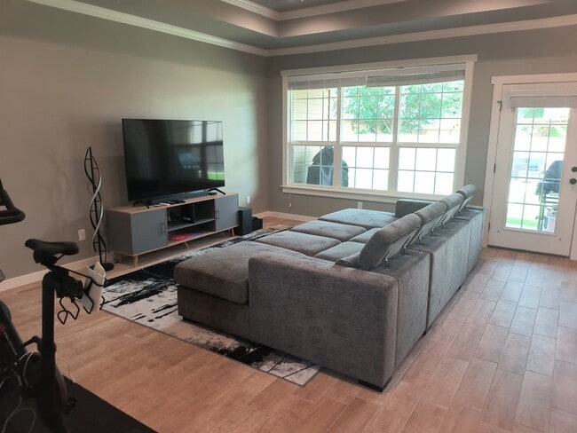 Building Photo - Stunning and Spacious 3bed/2bath Home – Yo...