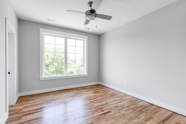 Building Photo - 1422 Bainbridge St