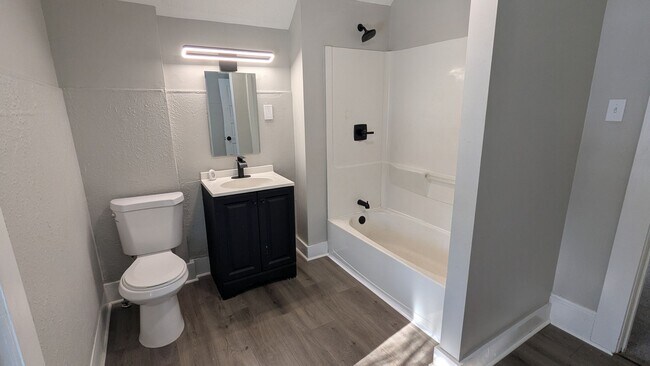 Building Photo - Welcome to this newly renovated, 3-bedroom home located in the heart of Akron