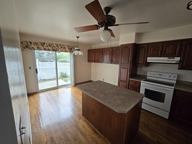 Building Photo - "Spacious 3-Bed, 3-Bath Townhouse in Heather Ridge South"
