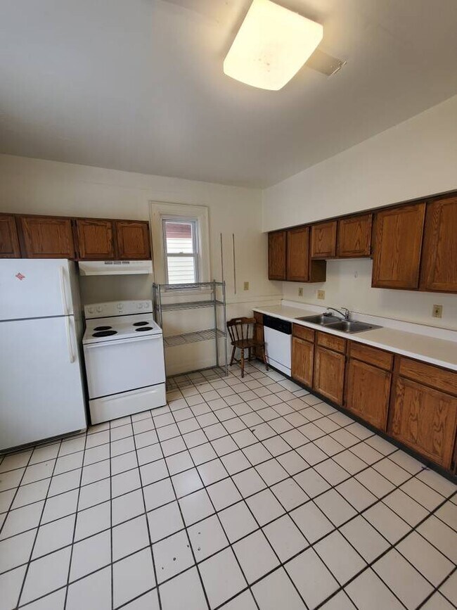 Building Photo - Spacious 5BED/2BATH Upper Near Marquette