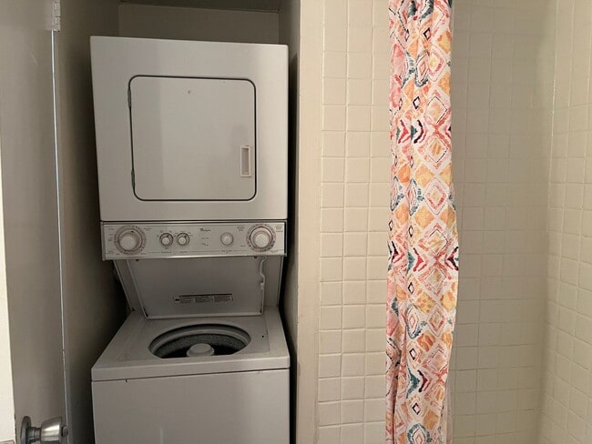 Building Photo - Maluhia Village Condo (Makiki Area) 2 bedroom, 1 bath w/1 parking - Avail 2/6.