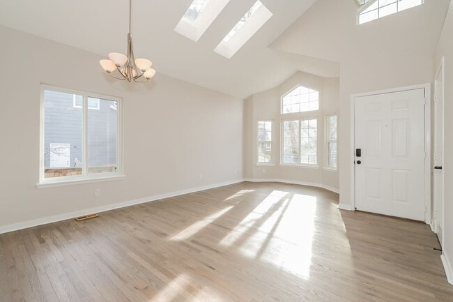 Building Photo - Renovated 4 Bed/ 3.5 Bath in Littleton