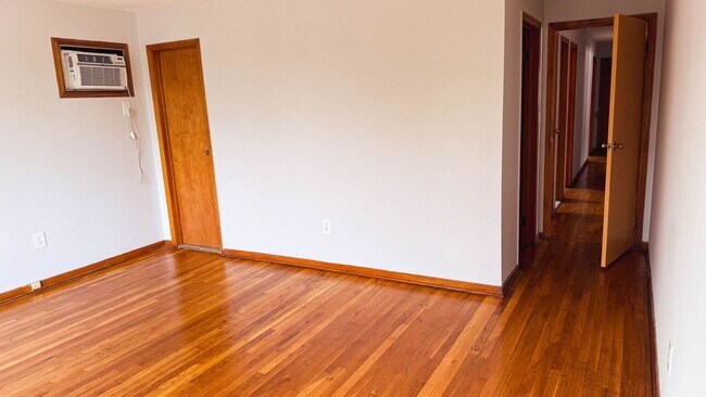 Building Photo - Charming 3BR , 2 BTHRM Duplex in Elizabeth