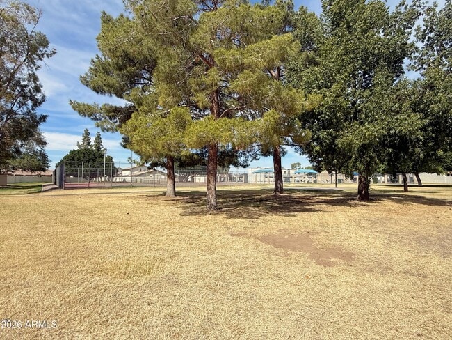 Building Photo - 2605 W Willow Ave