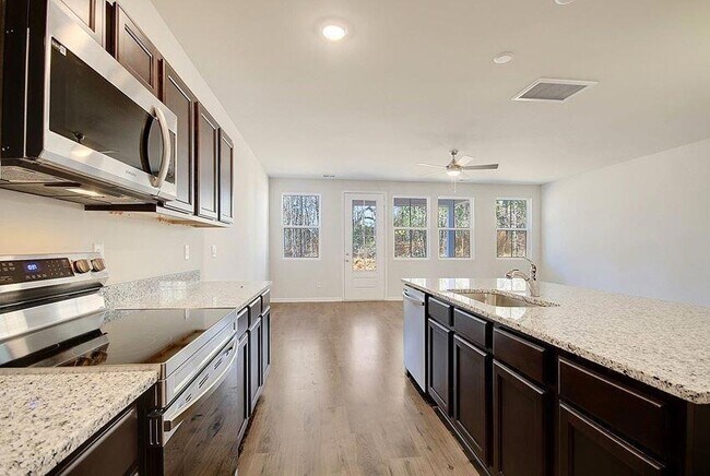 Building Photo - 121 Marigny St