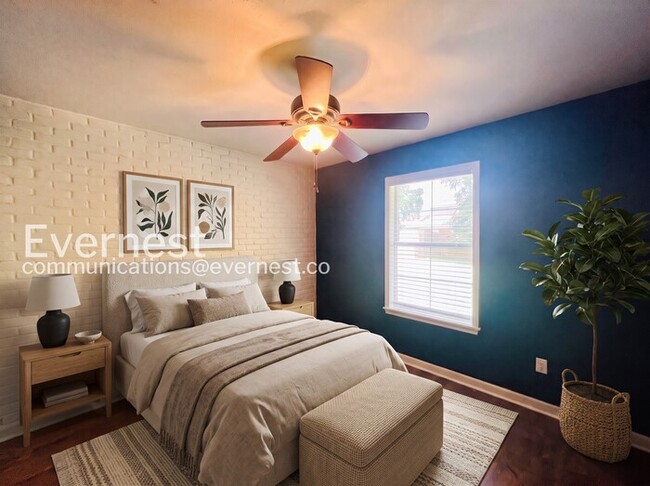 Building Photo - 3 Bed/2 Bath Home with Garage / Pet-Friendly / Vouchers Accepted / Available Now!