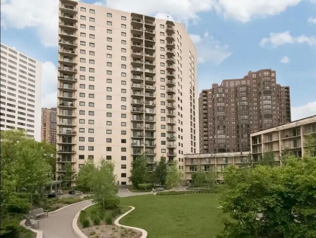 Building Photo - Beautiful 1 bed 1 bath executive condo! Heated parking, gym, sauna!