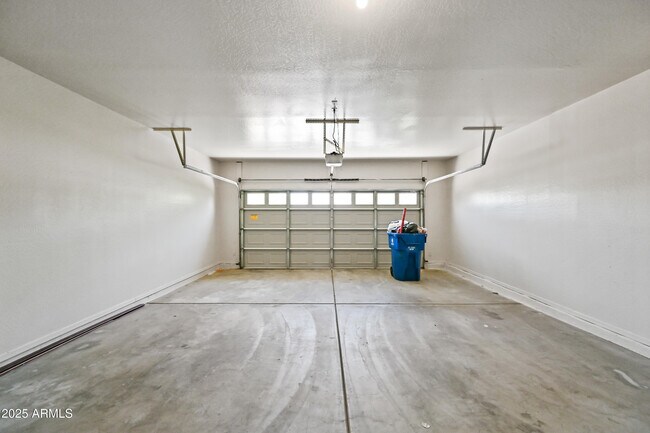 Building Photo - 11237 W Davis Ln