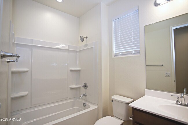 Building Photo - 935 W Finch Dr