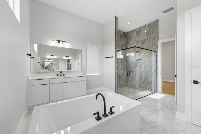 Building Photo - 16004 Pendio Dr