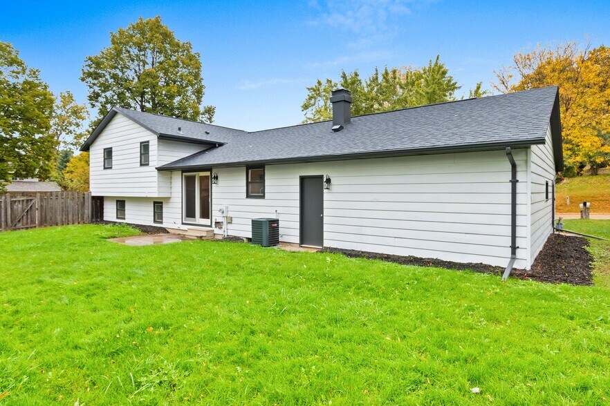 Building Photo - 2437 Deer Trl