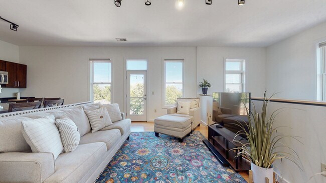 Building Photo - 1706 18th Ave S