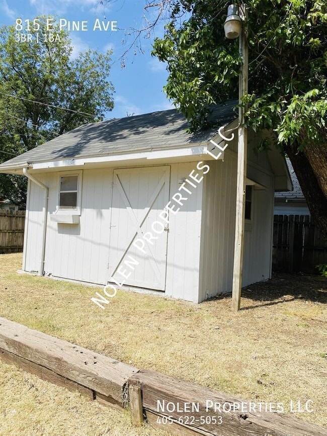 Building Photo - 815 E Pine Ave