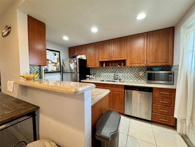 Building Photo - 2801 NE 33rd Ct