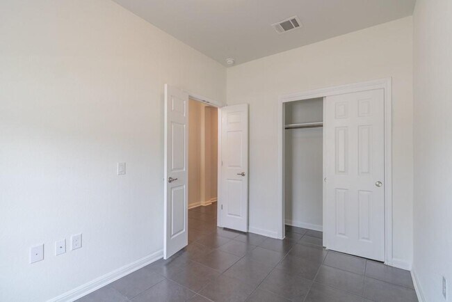 Building Photo - 909 Durness Dr