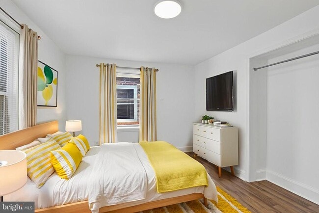 Building Photo - 1733 W Oxford St