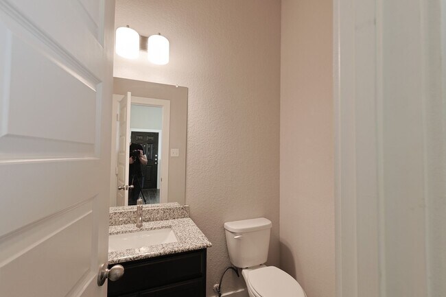 Building Photo - Large Modern Four Bedroom Duplex
