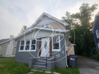 Building Photo - Large 4 Bedroom home for rent Near Univers...