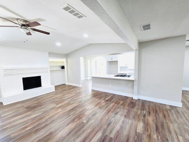 Building Photo - 526 Doral Pl