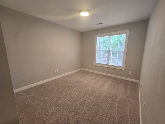 Building Photo - NEW LISTING!!!!