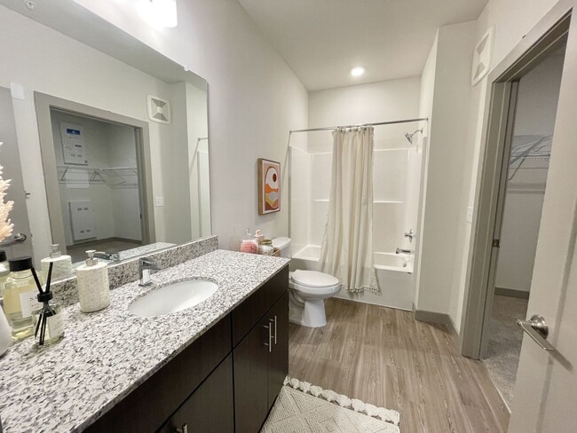 Building Photo - Tuscany | 1 Bed 1 Bath | 786 sf