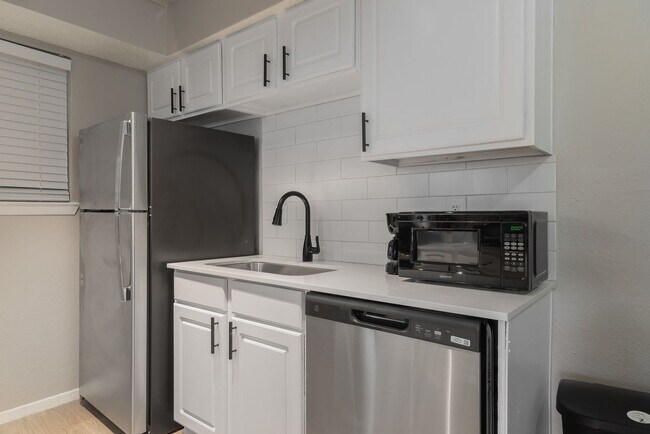 Building Photo - 2525 Thomason Cir