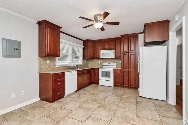 Building Photo - 3BD/1BA All Brick Ranch on One Acre!