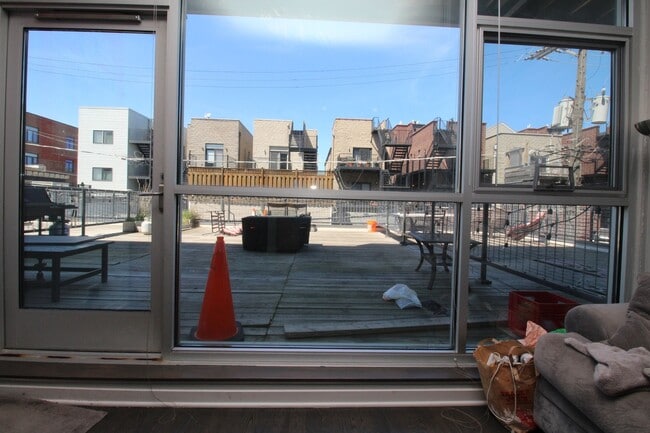 Building Photo - 1540 W Fullerton Ave