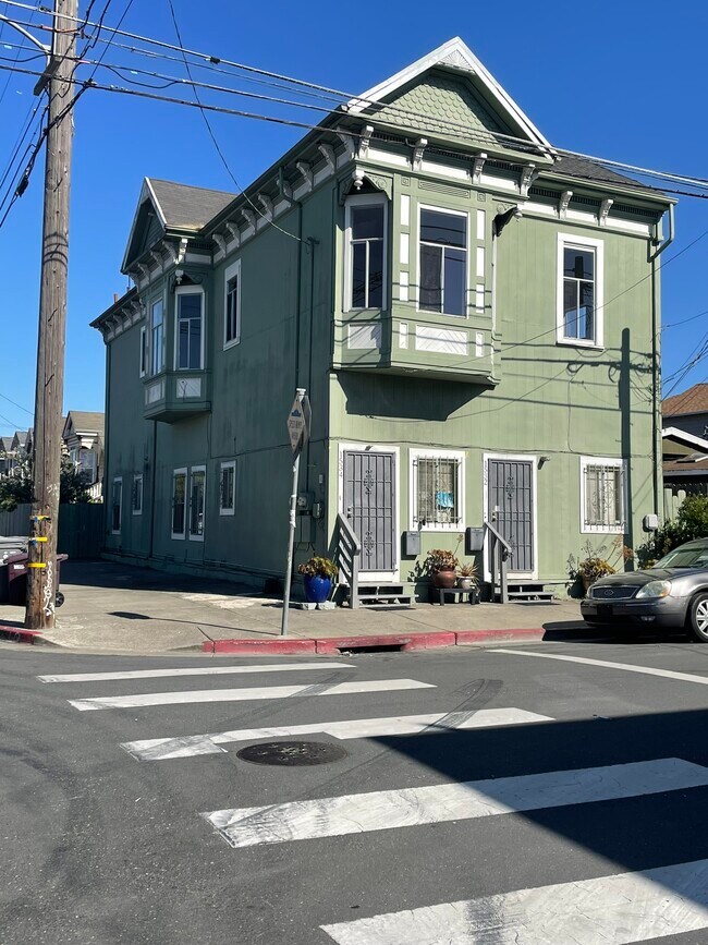 Building Photo - 1534 Center St