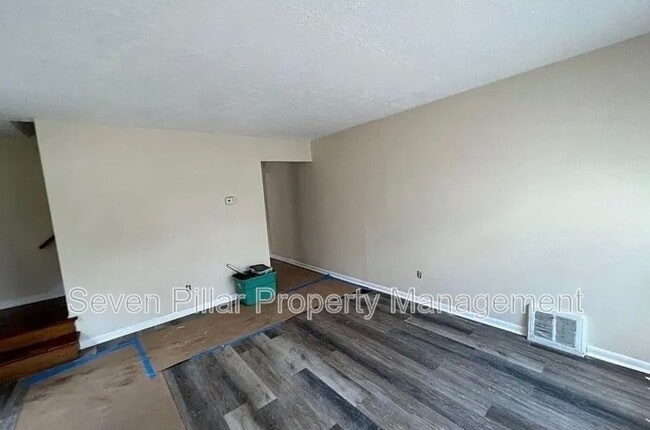 Building Photo - 323 S Napoleon Ave