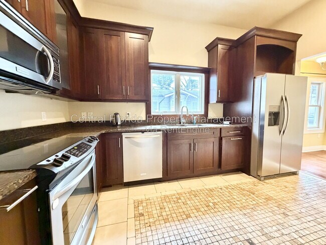 Building Photo - 2223 Amherst Ave