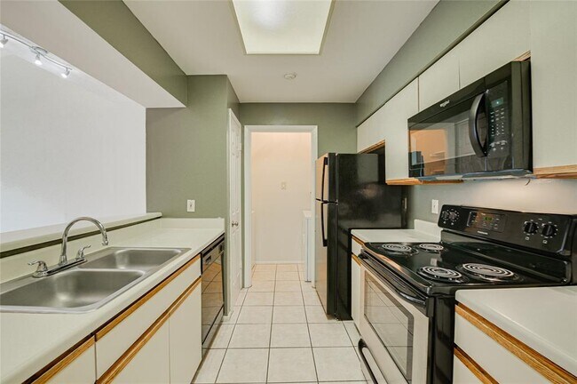 Building Photo - 807 W 25th St